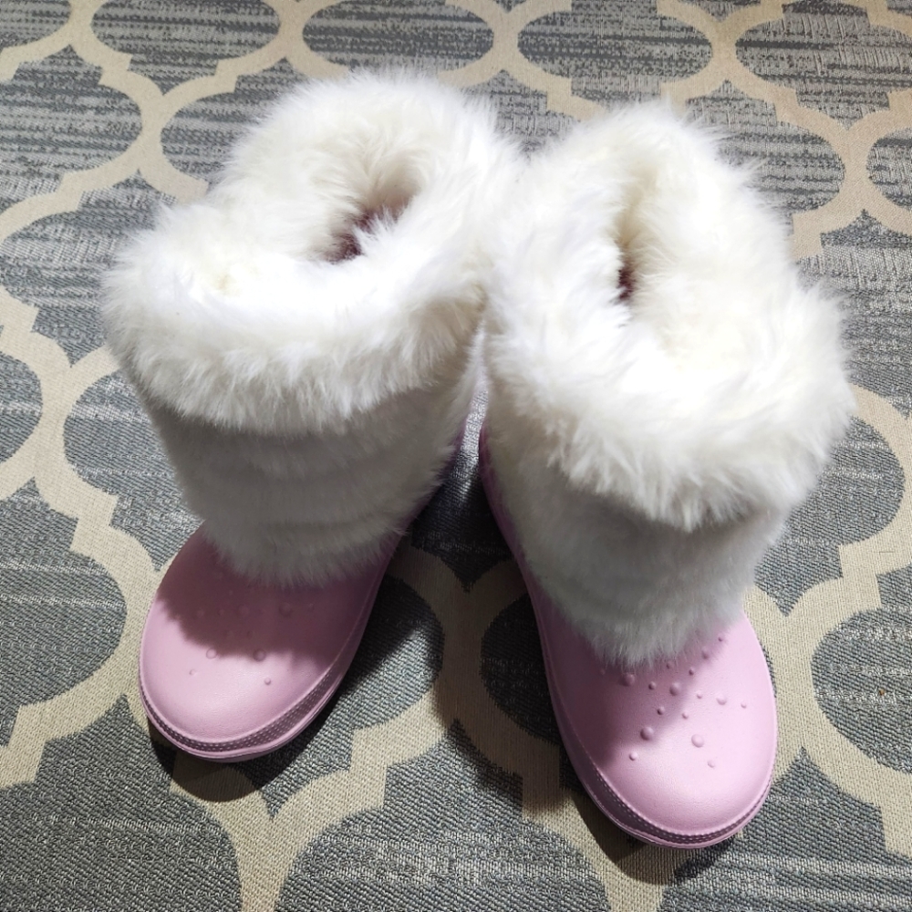 NEW Crocs Youth Girls Size J2 (2-4) Pink Boots White Faux Fur with Toggle Clasp